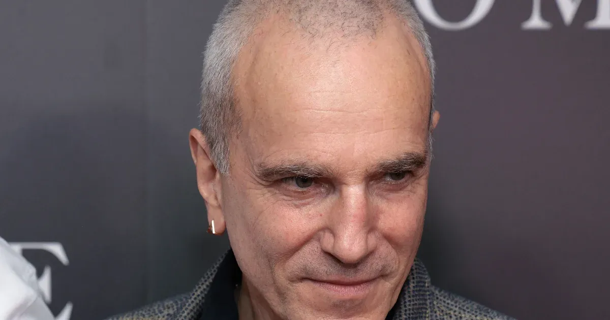 A parkolóőrök megbírságolták Daniel Day-Lewis új filmjének forgatásán az utcán várakozó veterán autókat