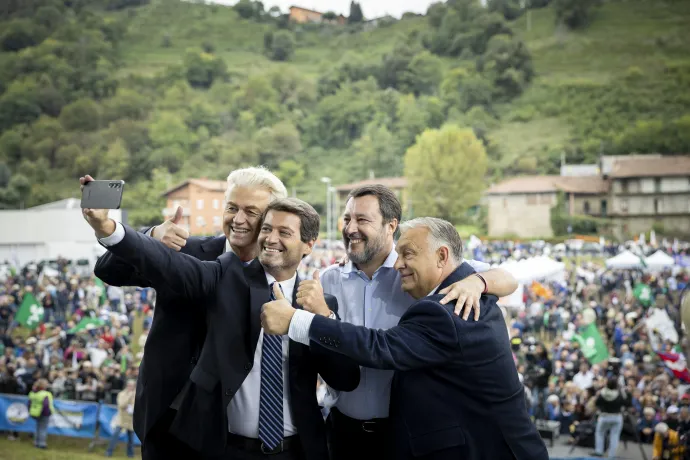 Andre Ventura, a portugál jobboldali Chega párt vezetője közös fotót készít, mellette Geert Wilders, a holland Szabadságpárt (PVV) vezetője, Orbán Viktor miniszterelnök és Matteo Salvini olasz miniszterelnök-helyettes, a jobboldali Liga elnöke a párt nagygyűlésén a bergamói Pontidában – Fotó: MTI/Miniszterelnöki Sajtóiroda/Fischer Zoltán