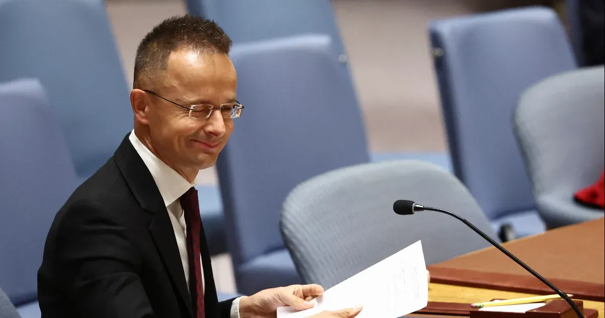 Szijjártó Péternek sokkal egyszerűbb lett az élete, mobilról igényelhet erkölcsi bizonyítványt
