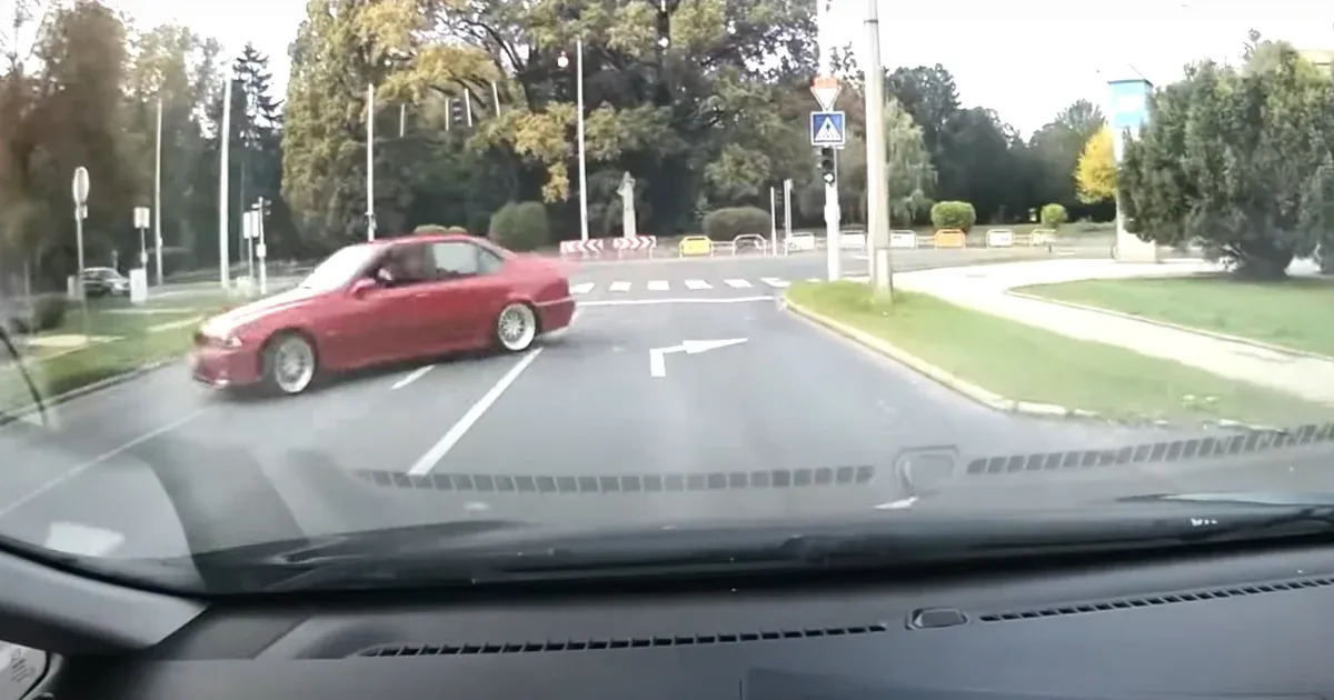 Túltolta a kanyart a piros BMW, beleszállt egy parkoló autóba