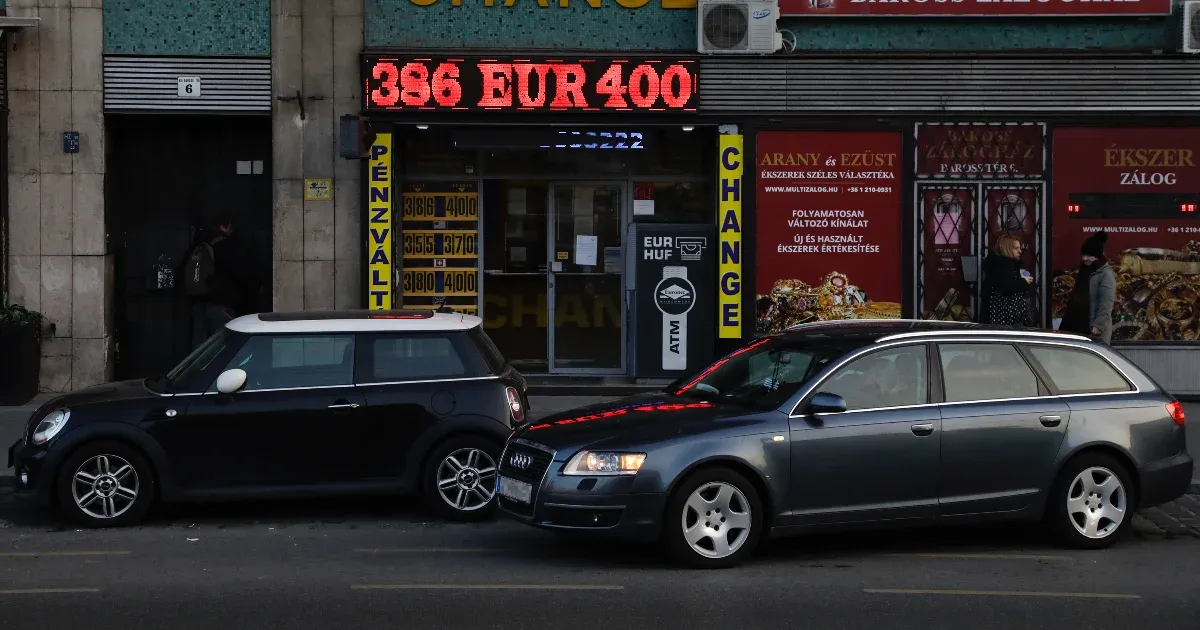 Másfél éves mélyponton a forint, 402 forint felett az euró