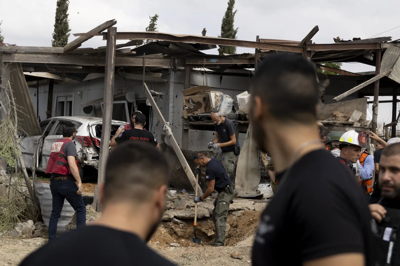 Gázából indított rakéta utáni romeltakarítás az izraeli Kfar Habad közelében 2024. október 7-én – Fotó: Amir Levy / Getty Images