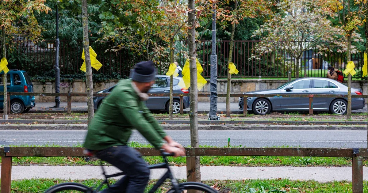 Ezer sárga masnival hívják fel a figyelmet a 101 izraeli túszra Budapest több pontján