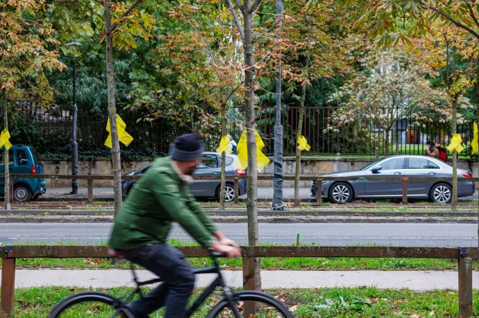 Ezer sárga masnival hívják fel a figyelmet a 101 izraeli túszra Budapest több pontján