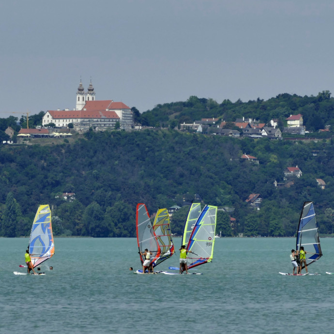 Eladja Tihany utolsó beépítetlen partmenti ingatlanját az állam