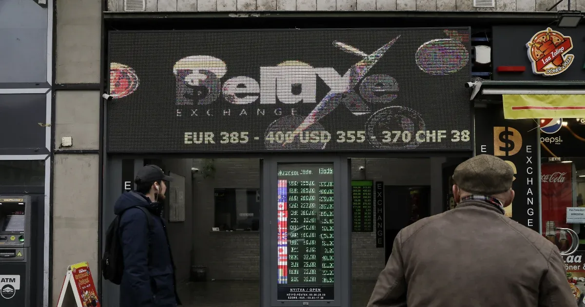 Egyre gyengül a forint az euróhoz képest, megindulhatnak a magyarok a pénzváltók felé