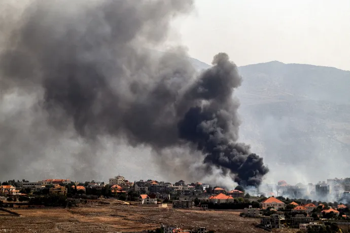 Füst száll fel egy izraeli bombatalálat után a dél-libanoni Khiamban október 7-én – Fotó: AFP