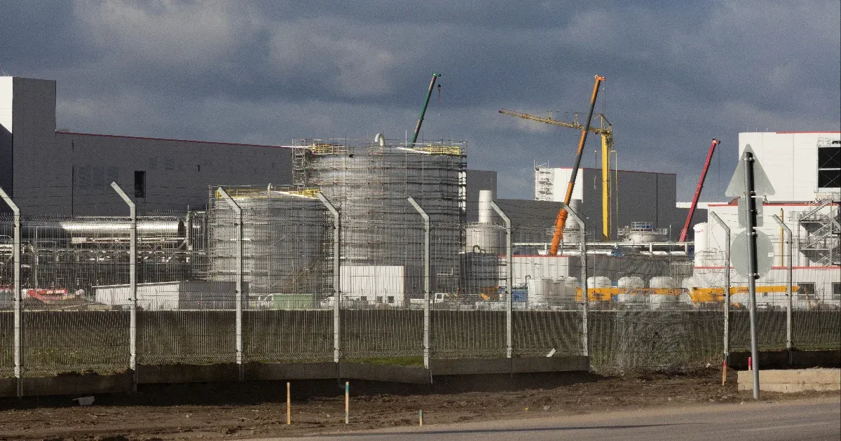 Szigorítja az Energiaügyi Minisztérium, mennyit lehet kibocsátani az akkugyártás egyik fontos vegyszeréből