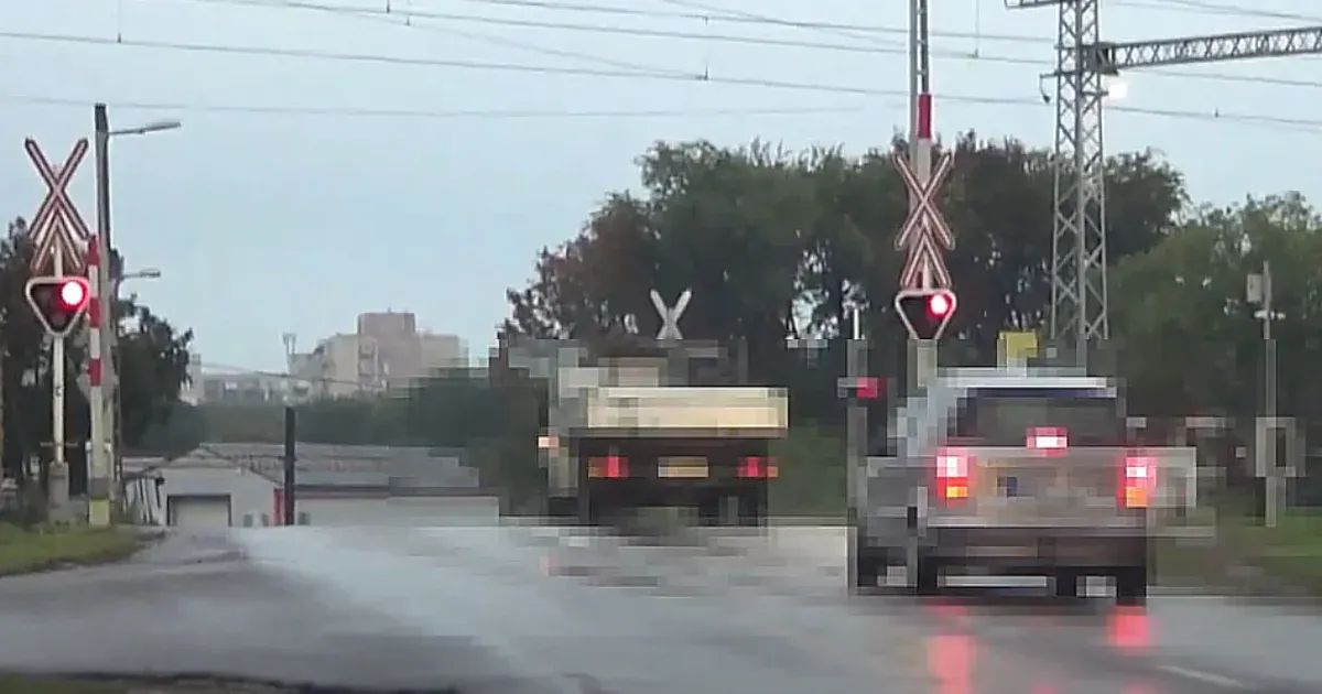 Könyörögnek a rendőrök az autósoknak, hogy ne hajtsanak át a piroson a vasúti átjáróban