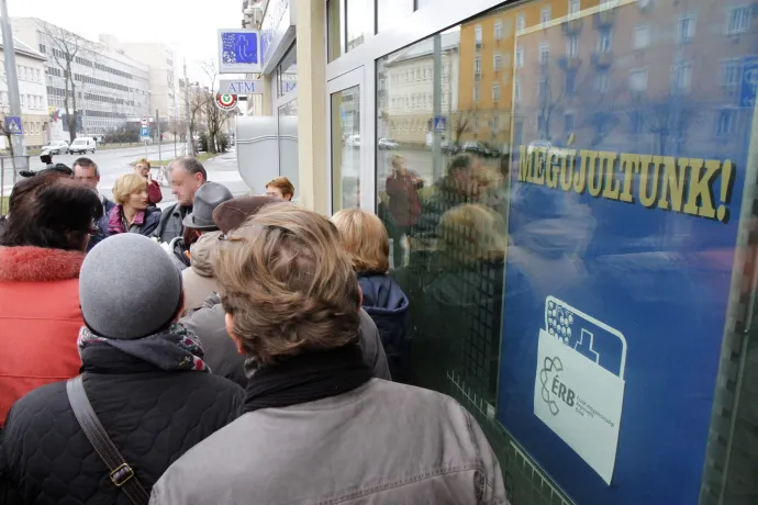 Tanácstalan emberek állnak sorba a Buda-Cash Brókerház összefüggésbe hozható Észak-magyarországi Regionális Bank (ÉRB) Zrt. miskolci fiókja előtt 2015. február 26-án, hogy pénzükhöz, vagy legalábbis annak egy részéhez jussanak – Fotó: Vajda János / MTI