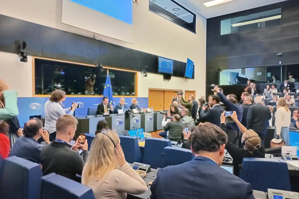 „Mennyiért árulta el a hazát, miniszterelnök úr?” – megzavarták Orbán sajtótájékoztatóját az EP-ben