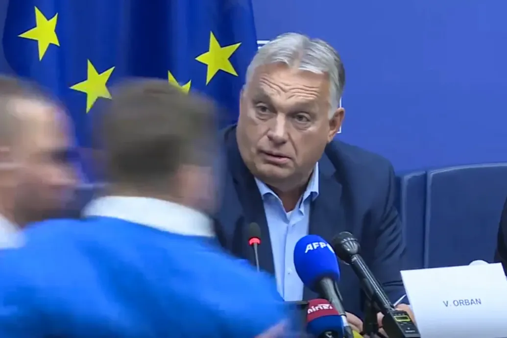 „Mennyiért árulta el a hazát, miniszterelnök úr?” – megzavarták Orbán sajtótájékoztatóját az EP-ben