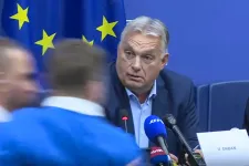 „Mennyiért árulta el a hazát, miniszterelnök úr?” – megzavarták Orbán sajtótájékoztatóját az EP-ben