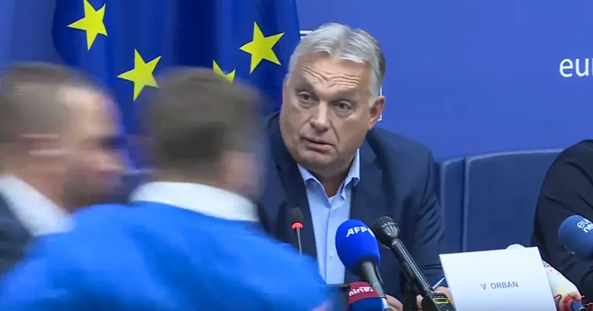 „Mennyiért árulta el a hazát, miniszterelnök úr?” – megzavarták Orbán sajtótájékoztatóját az EP-ben
