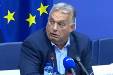 Beszabadult egy DK-s képviselő Orbán strasbourgi sajtótájékoztatójára – videó