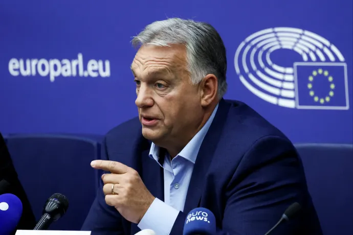 „Mennyiért árulta el a hazát, miniszterelnök úr?” – megzavarták Orbán sajtótájékoztatóját az EP-ben