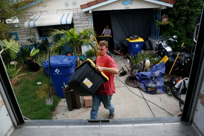 Egy férfi teherautóra pakolja családja ingóságait a floridai New Port Richey-ben, mert a térséget evakuálják a Milton hurrikán miatt – Fotó: Octavio Jones / Reuters