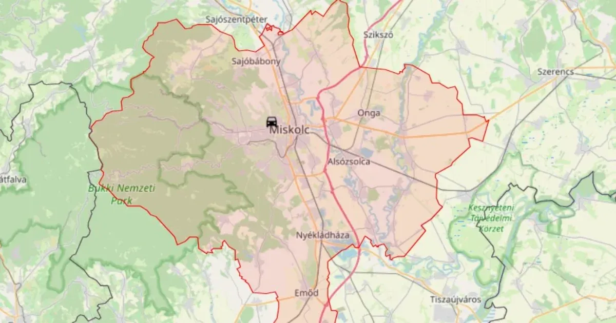 Száznál többen utaztak a villamoson, aminek nekihajtott egy autó Miskolcon