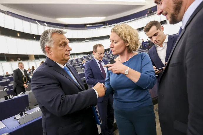 Orbán Viktor kezet fog Judith Sargentinivel, az EP akkori felelősével a magyar jogállamisági ügyekről készülő állásfoglalásokért a 2018. szeptember 11-i ülésen – Fotó: Fred Marvaux / Európai Parlament / Európai Unió