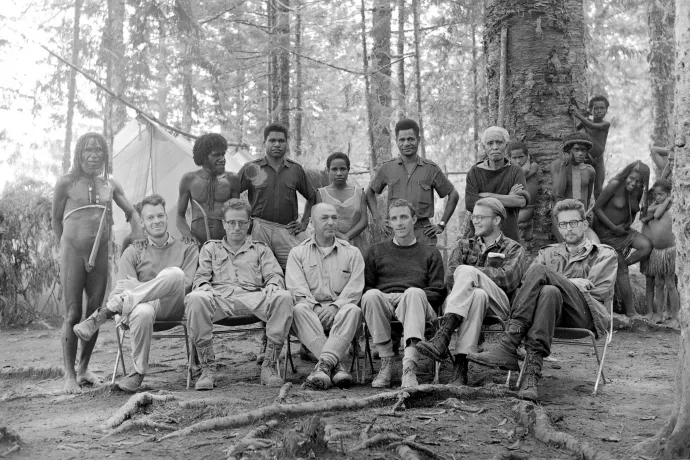 A Harvard–Peabody expedíció Új-Guineában 1961-ben, Rockefeller jobbról a második – Fotó: Peabody Museum of Archeology and Ethnology