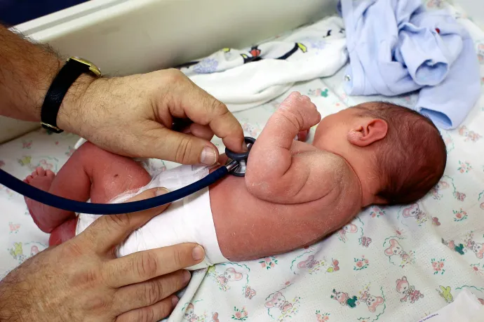 Kórházban hagyott csecsemők: a kék szemű, egészséges gyerekeket mind örökbe fogadnák, de nem ez a valóság