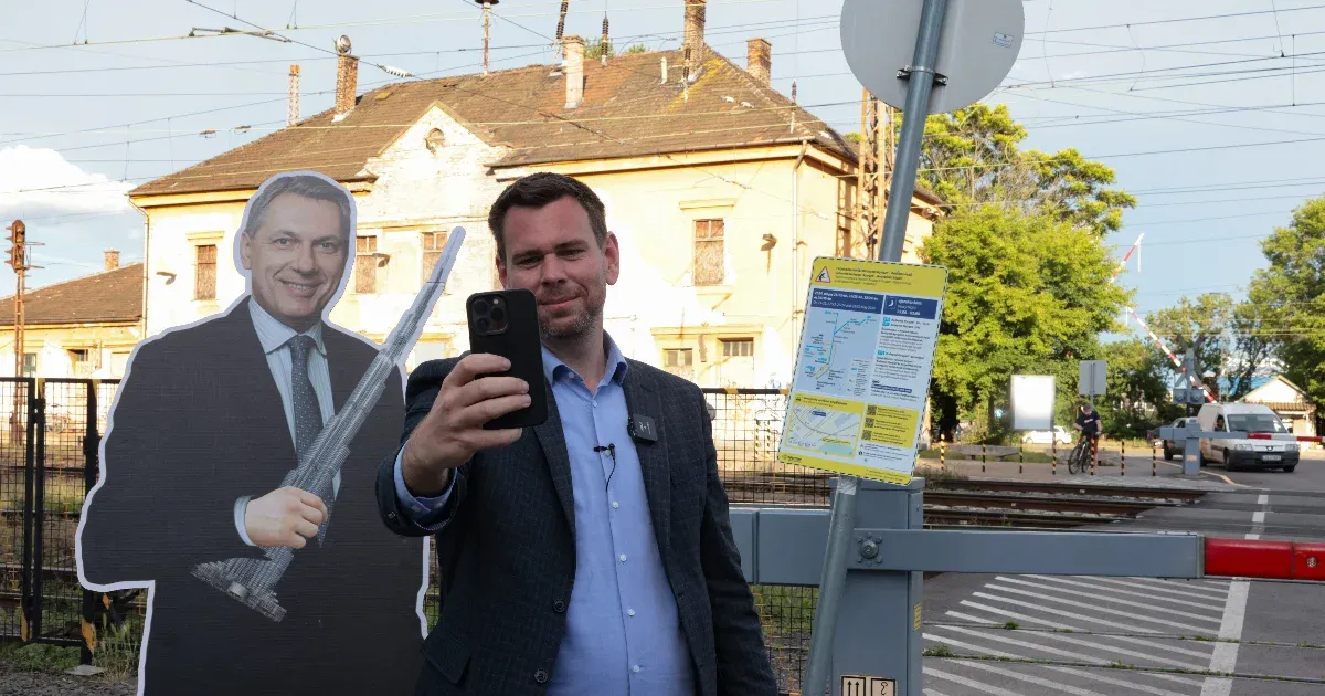 Vitézy Lázárnak: Javaslom egy hársfatea elfogyasztását miniszter úrnak, segíti a szorongás oldását