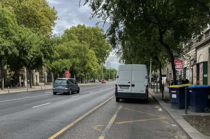 A zárt bringasáv elejére beparkoló furgon az Üllői úton – Fotó: Tenczer Gábor / Telex