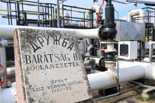 Rejtélyes közvetítőnek is csurran-cseppen az ezermilliárdos orosz-magyar olajbizniszből