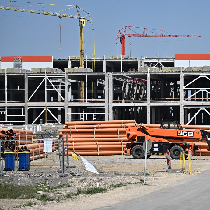 A kormányban is feszültségeket okozott, hogy a szenvedő akkuiparra fogadtak