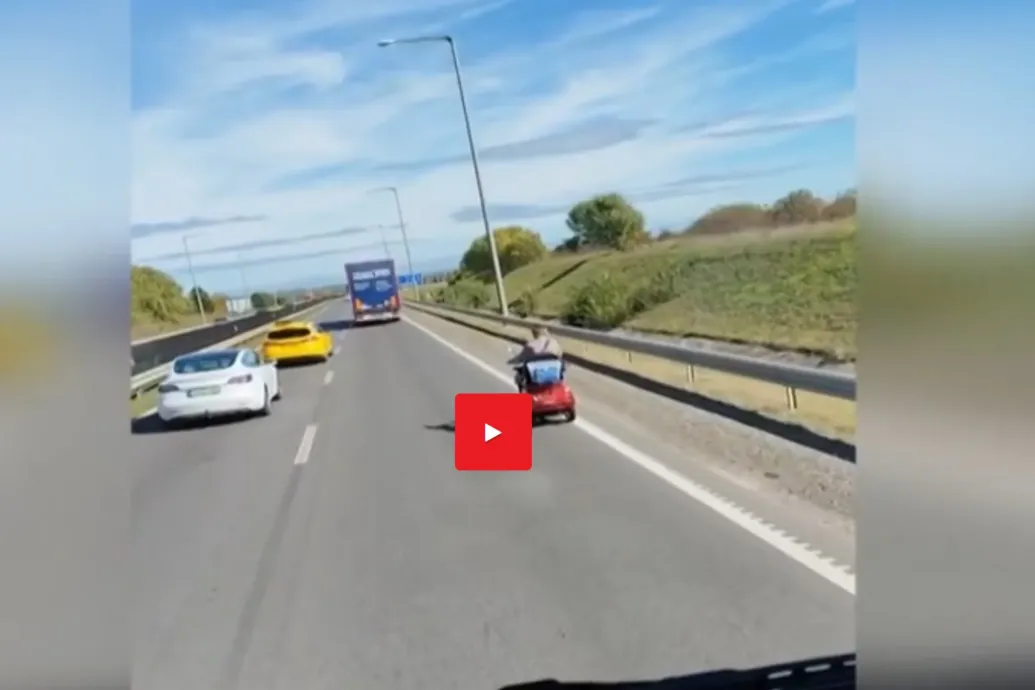 Dudálások közepette, elektromos kerekesszékkel gurult egy idős férfi az M4-esen