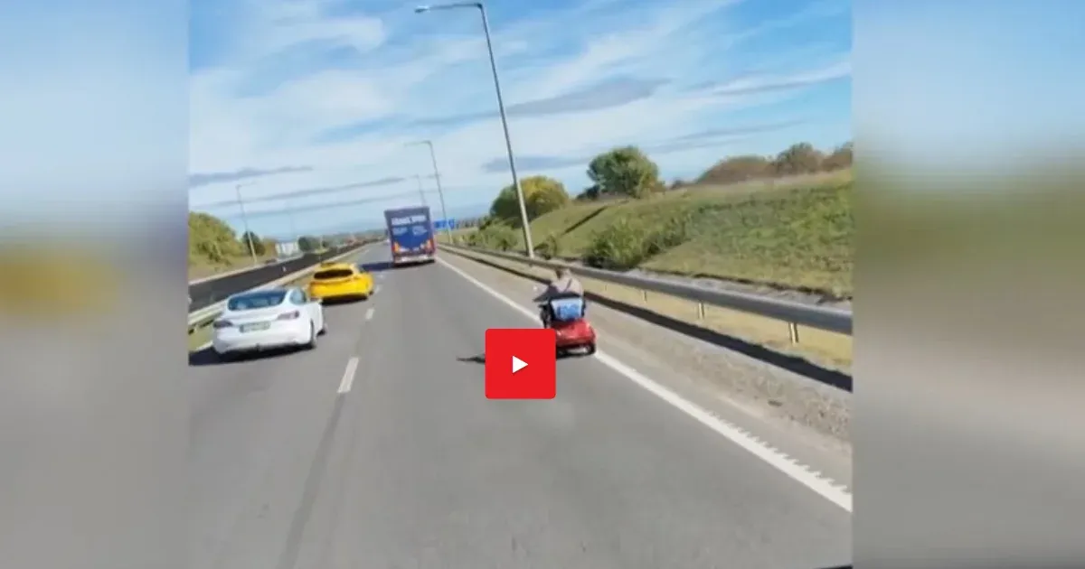 Dudálások közepette, elektromos kerekesszékkel gurult egy idős férfi az M4-esen
