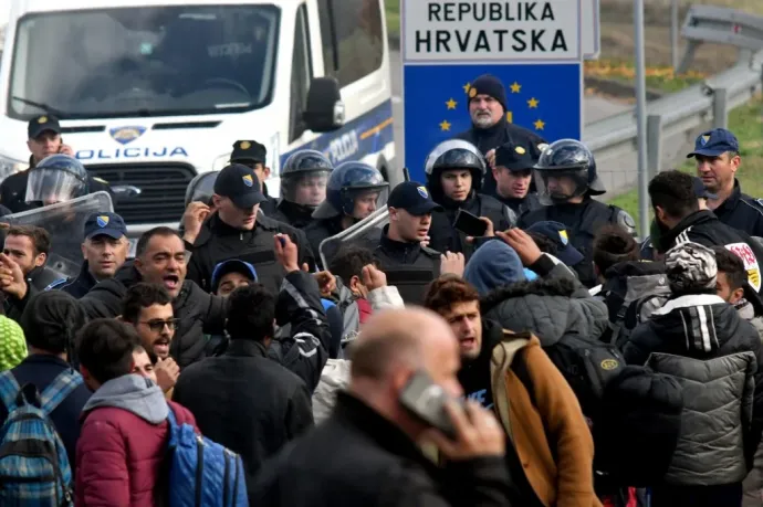 Azzal vádolják a horvát rendőröket, hogy menedékkérők iratait és telefonjait égették el