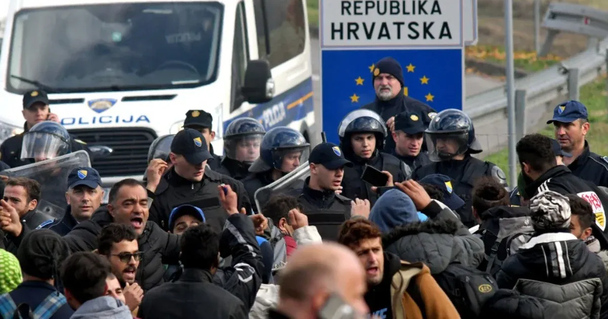Azzal vádolják a horvát rendőröket, hogy menedékkérők iratait és telefonjait égették el
