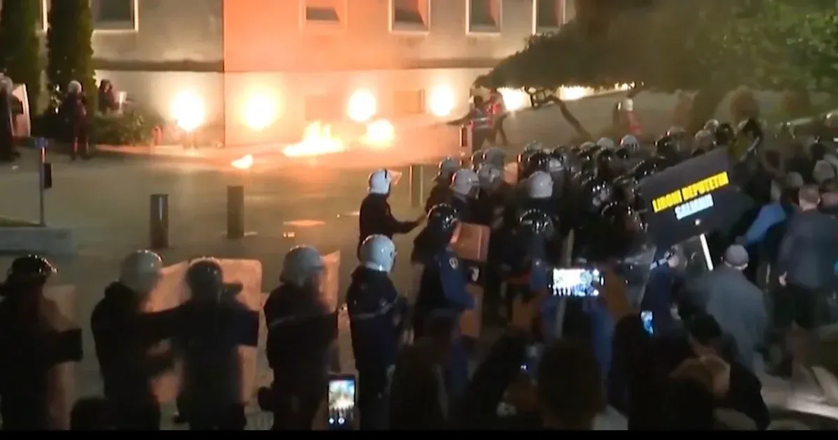 Molotov-koktélok is repültek a kormányellenes tüntetésen Albániában