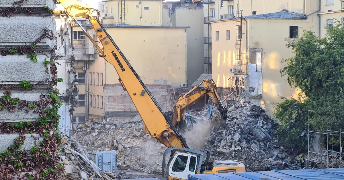 A Rádió bontási engedélyét támadó közigazgatási per még zajlik, közben sorra tűnnek el az épületek