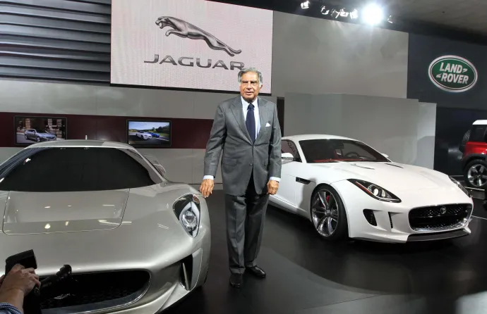 Ratan Tata a Jaguar standjánál a 2012-es Auto Expón Új-Delhiben – Fotó: Arvind Yadav / Hindustan Times / Getty Images