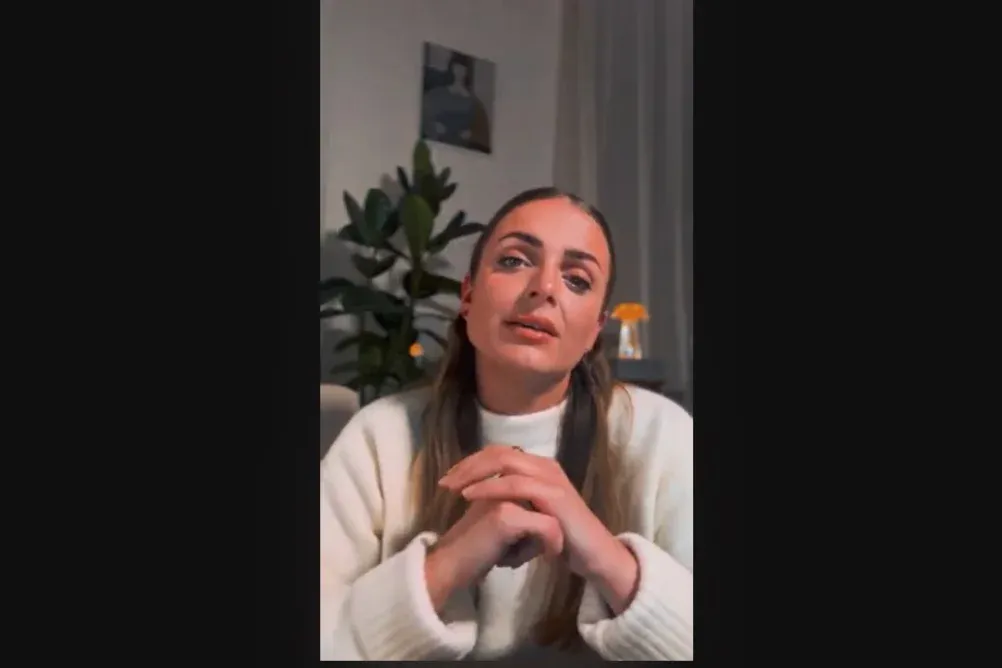 Vlogger-karrierbe kezd Vogel Evelin, ismét Magyar Péterről beszélt az új videójában