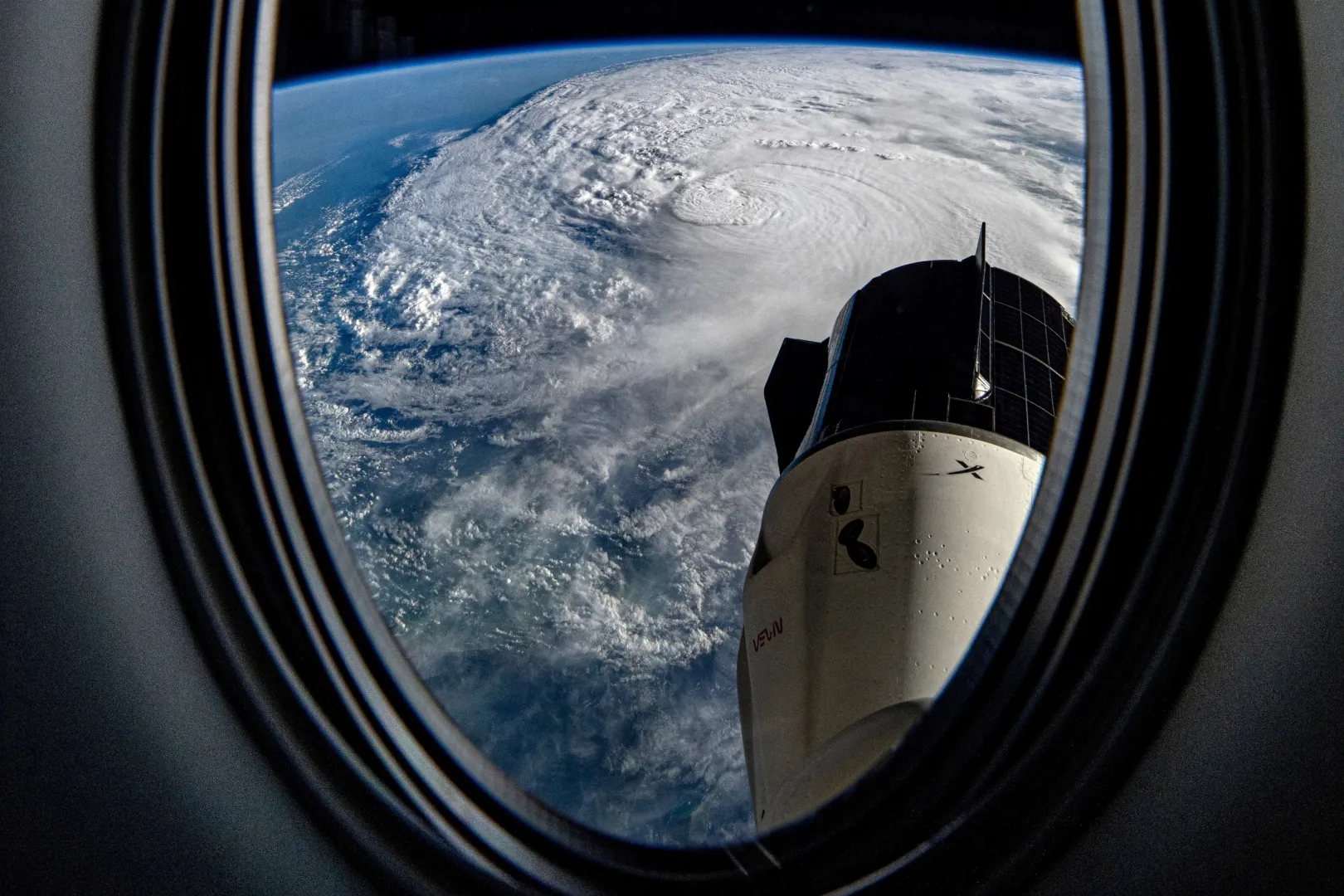 A Milton hurrikán a Nemzetközi Űrállomáshoz kapcsolódó Dragon Endeavor űrhajóról október 9-én – Fotó: Matthew Dominick / NASA / Reuters