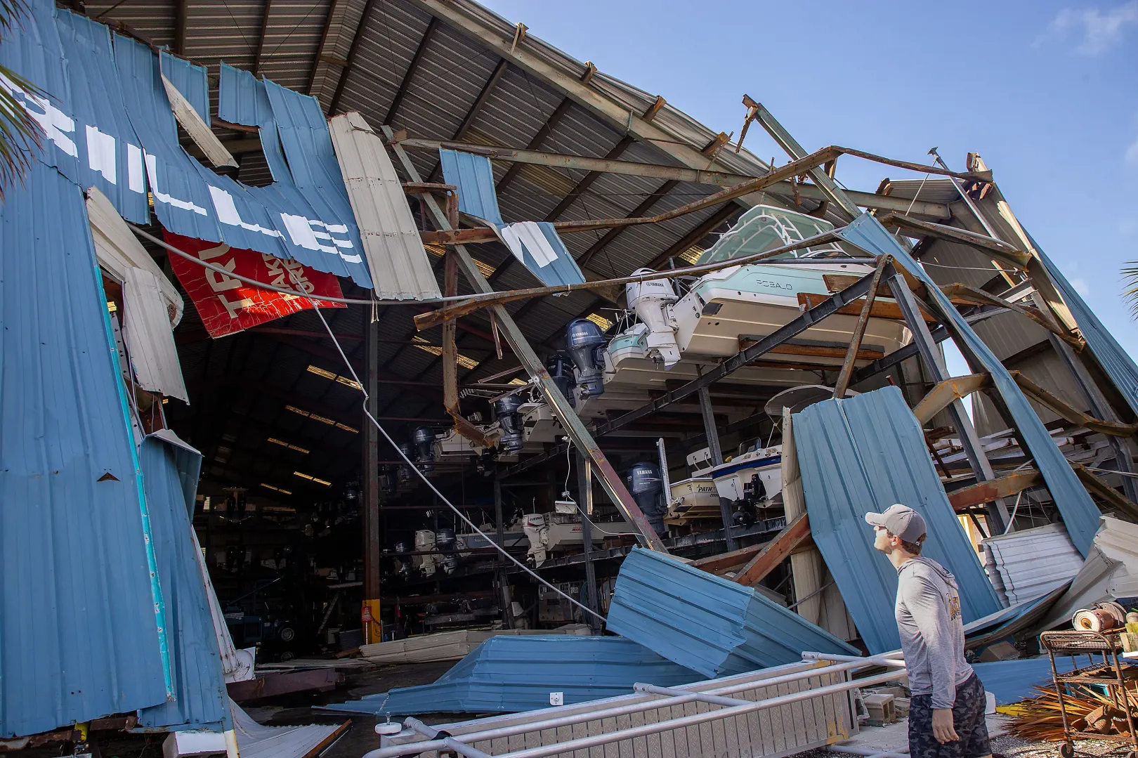 Mark Cionci felméri a károkat a Pass-A-Grille Marina csónakkikötő raktárában St. Pete Beachen – Fotó: Ted Richardson / The Washington Post / Getty Images