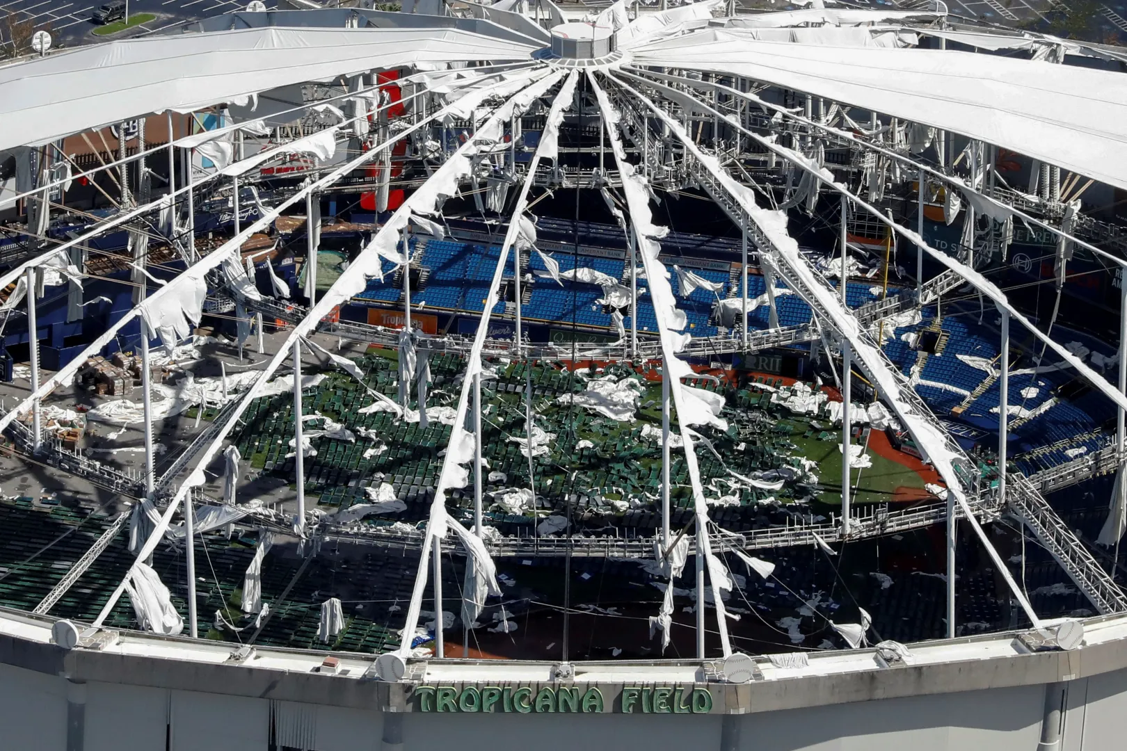 A Tropicana Field baseballstadion, a Tampa Bay Rays csapat otthona, és annak hurrikán által szétzúzott teteje St. Petersburgben – Fotó: Marco Bello / Reuters