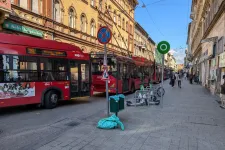 Szabálytalan parkolás miatt torlódtak a trolik a Garay utcában