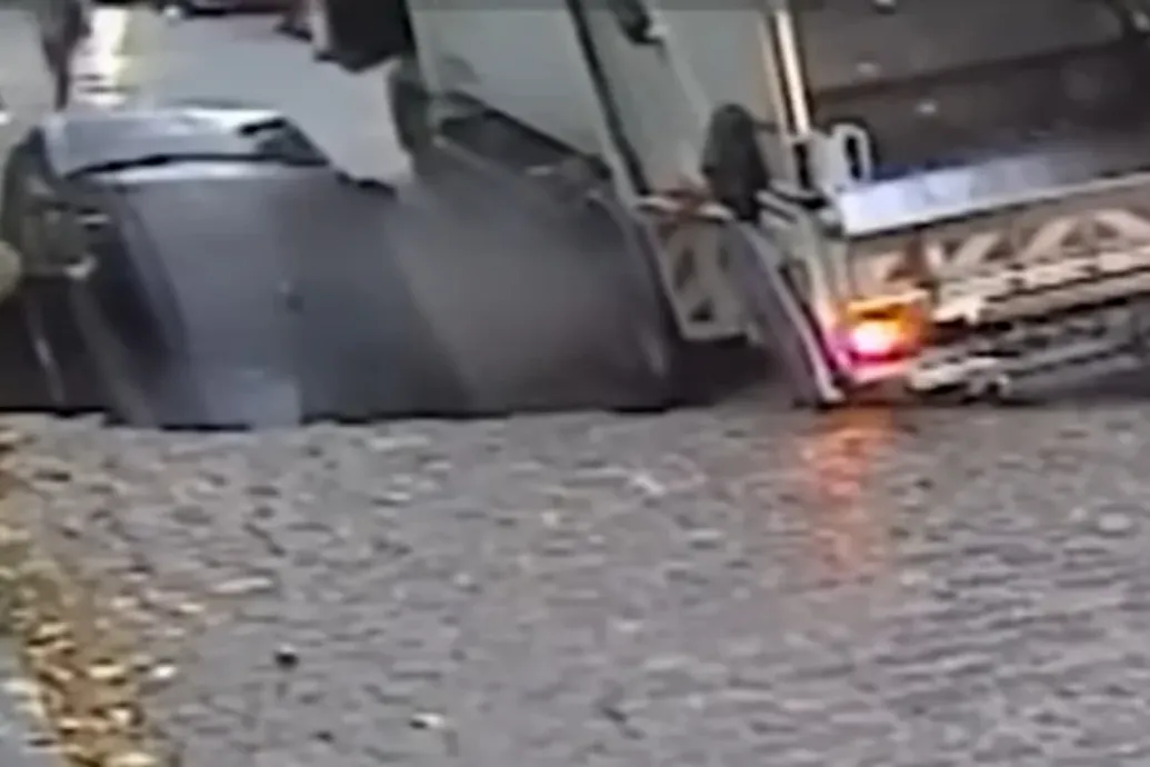 Beszakadt az utca egy autó alatt Bukaresten, elnyelt egy kisfiút
