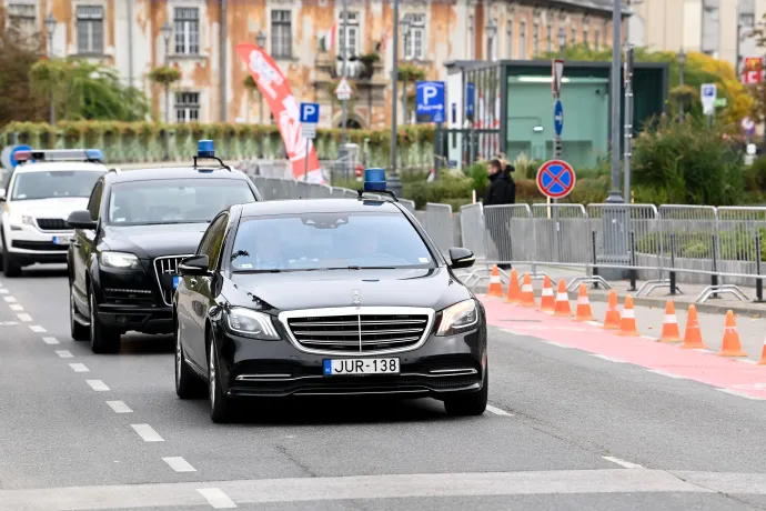 Biztonsági őrökkel, kordonokkal védik a frakció nyugalmát – Fotó: Bődey János / Telex