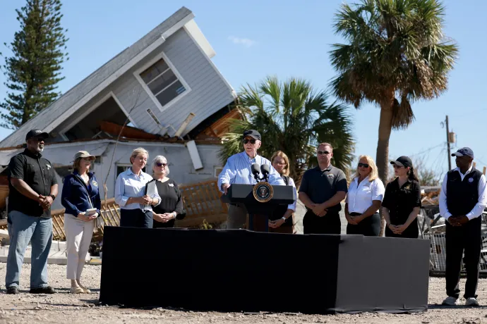 Joe Biden amerikai elnök beszél a médiának a Milton hurrikán által okozott károk megtekintése után a floridai St Pete Beachen – Fotó: Joe Raedle / Getty Images / AFP