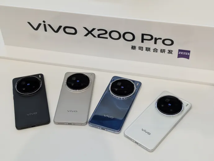 Vivo X200 Prók, egy X200-as és egy X 200 Pro Mini – Fotó: Világi Máté / Telex