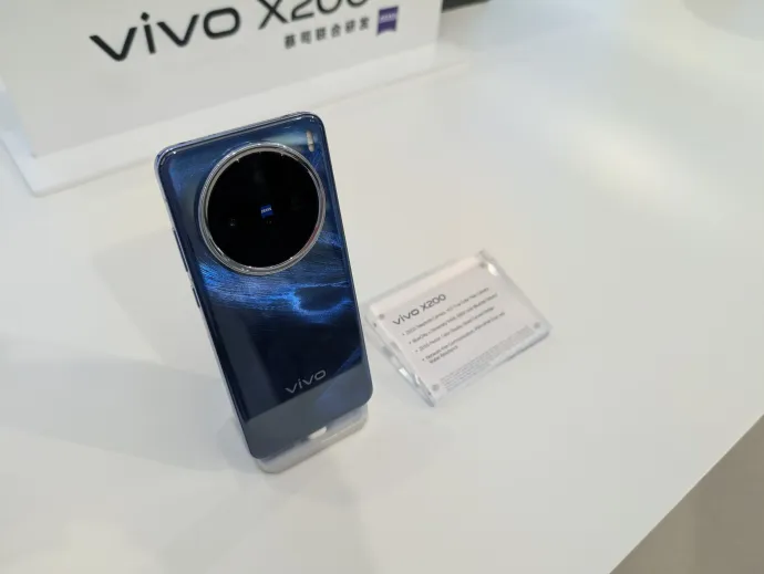 Vivo X200 Prók, egy X200-as és egy X 200 Pro Mini – Fotó: Világi Máté / Telex