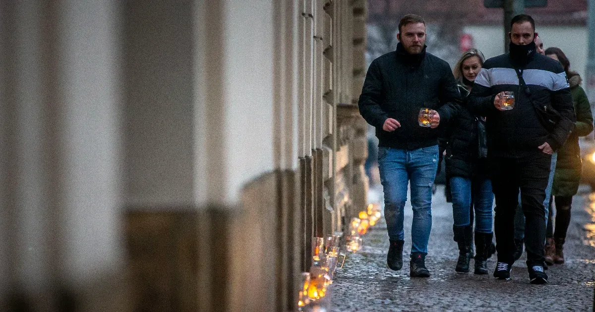 Prágában betiltották az éjszakai kocsmatúrákat