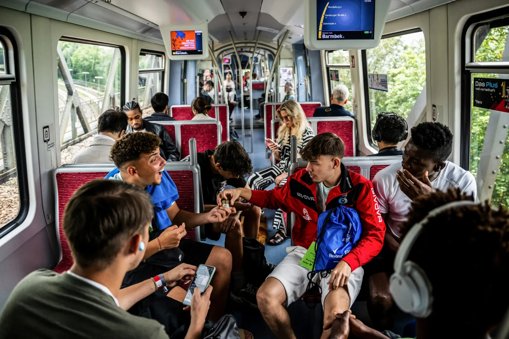 El club de fútbol de la Asociación Deportiva Oltalom viajará a Alemania para participar en el Campeonato de Personas sin Hogar de la UEFA EURO 2024 el 18 de junio de 2024. El equipo formado por personas desfavorecidas, personas sin hogar y refugiados ganó la medalla de plata en el evento celebrado en Hamburgo. donde pueden competir con sus pares de diferentes países europeos - Foto de: Marton Monos/Reuters