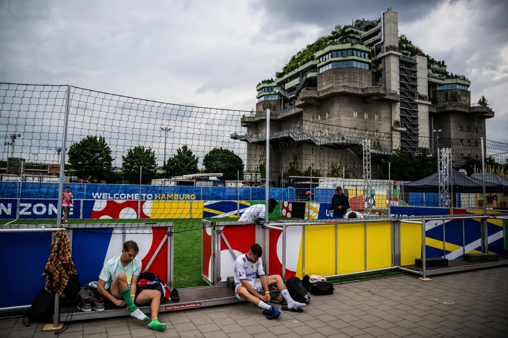 A 27 éves Mayer Balázs és a 22 éves Paládi Patrik átöltözik a mérkőzés előtt a Hajléktalanok Euro 2024-es bajnokságán Hamburgban, Németországban június 18-án. – Fotó: Mónus Márton / Reuters 