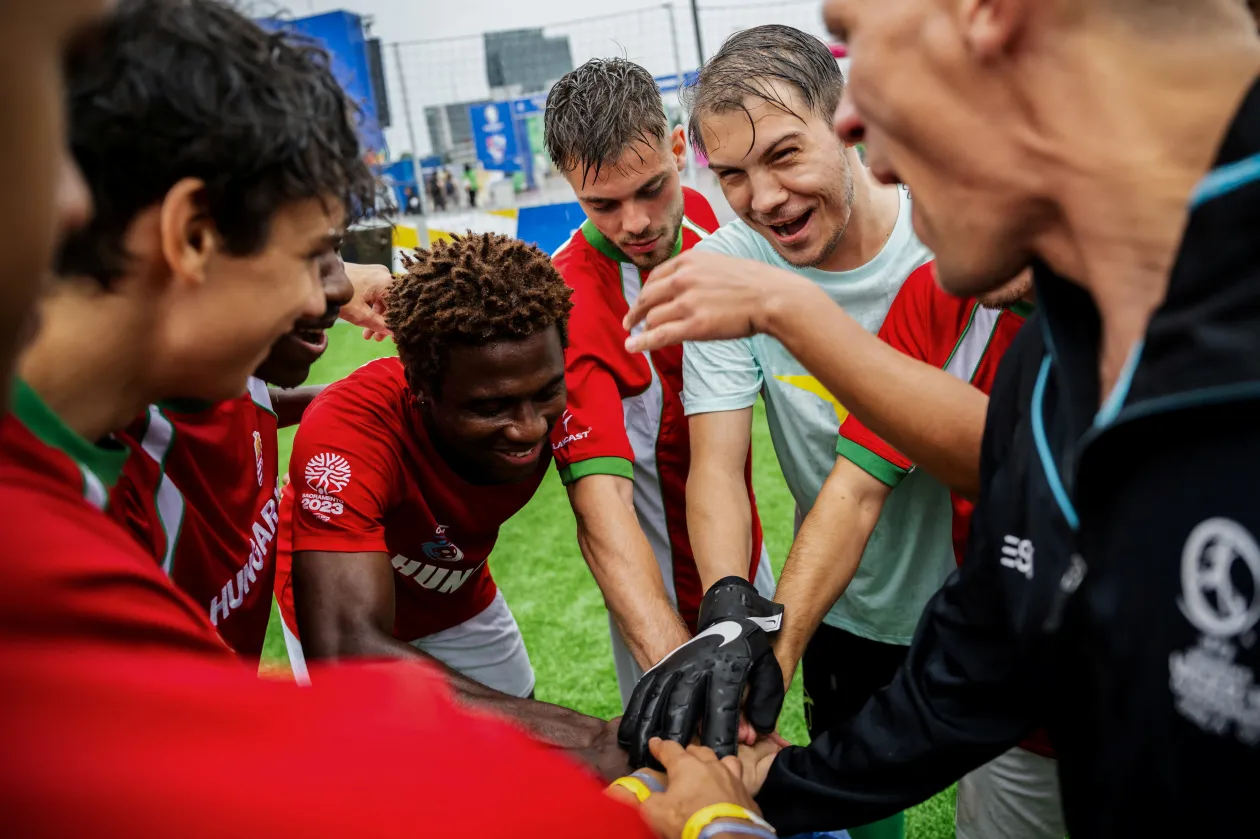 Los miembros del equipo de fútbol húngaro se animan unos a otros antes del partido contra Italia en el campeonato de Hamburgo el 18 de junio, y los aficionados en las gradas animan a sus jugadores favoritos - Fotografía: Marton Munos/Reuters